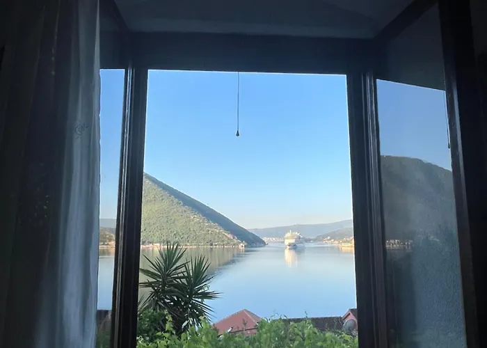 Be Happy In Perast